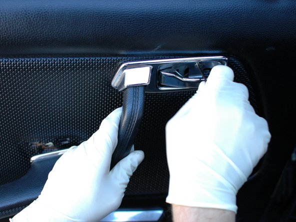 Disassembling Mercedes W123 Door Panel: crwdns2935265:04crwdnd2935265:02crwdnd2935265:03crwdne2935265:0