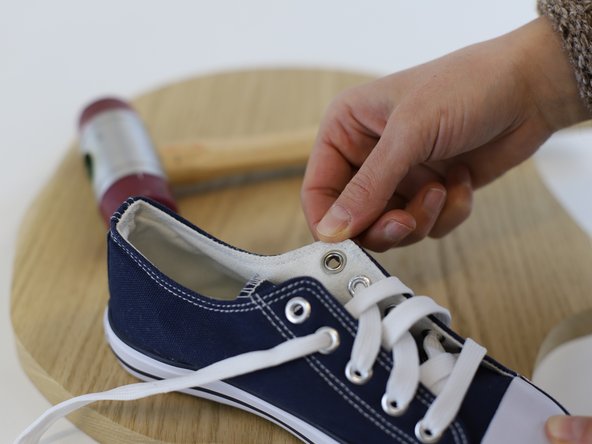 How to Replace a Shoe Eyelet, Check and Reinsert the Lace: crwdns2935265:04crwdnd2935265:03crwdnd2935265:03crwdne2935265:0