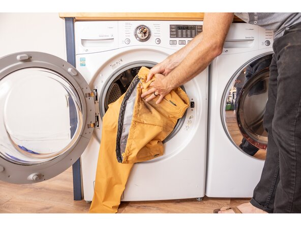 How to Wash a Waterproof Jacket, Load the washing machine: crwdns2935265:03crwdnd2935265:01crwdnd2935265:01crwdne2935265:0