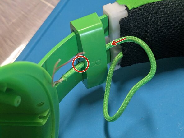 Razer Kraken (Kraken TE) Headband Replacement, Lock the right rod: crwdns2935265:016crwdnd2935265:03crwdnd2935265:03crwdne2935265:0