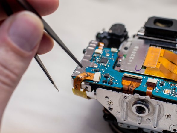 Canon EOS Rebel T2i Main PCB Board Replacement: stap 0, afbeelding 2 van 3