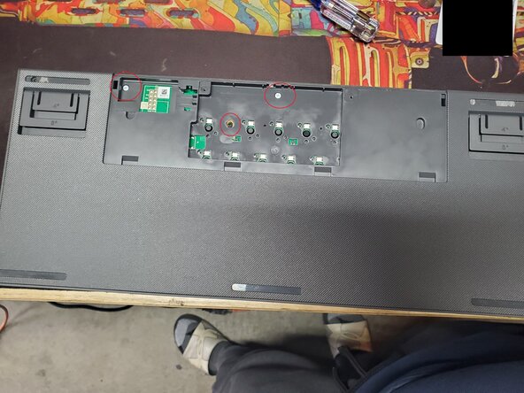 Disassembling Logitech G515 Lightspeed TKL, Remove screws from back of board: adım 6, 1 resimden 1.
