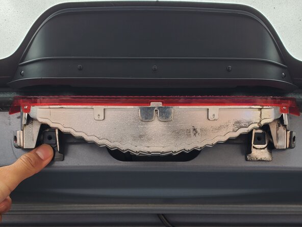 2006 Toyota Matrix Center Brake Light Bulb Replacement: crwdns2935265:06crwdnd2935265:02crwdnd2935265:03crwdne2935265:0