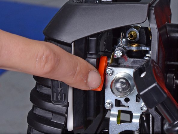 Carburetor Adjustment, Open the choke: crwdns2935265:04crwdnd2935265:02crwdnd2935265:03crwdne2935265:0