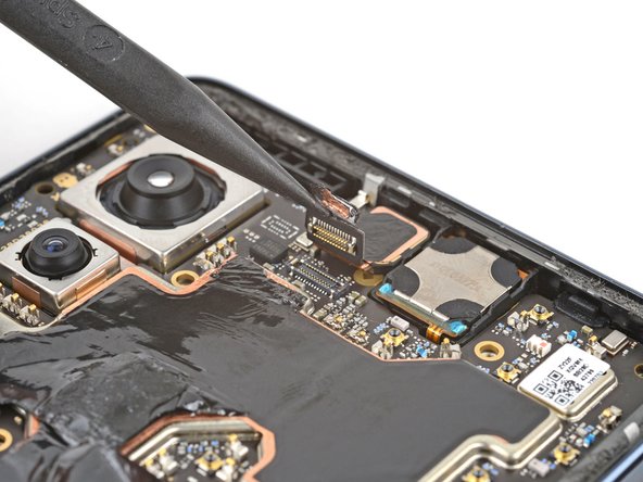 Motorola Edge (2022) Front Camera Replacement, Remove the front camera: crwdns2935265:026crwdnd2935265:02crwdnd2935265:03crwdne2935265:0