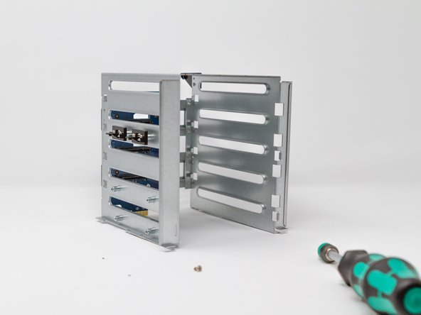 Synology DS918+ - Démontage complet, Cage disques : retrait du berceau 3/3: crwdns2935265:013crwdnd2935265:02crwdnd2935265:03crwdne2935265:0