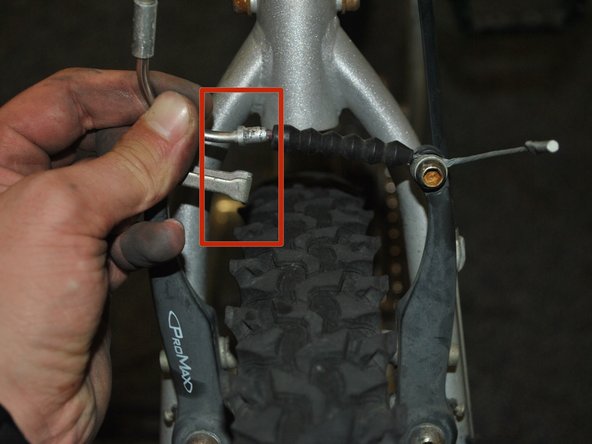 Comment remplacer une chambre à air de vélo crevée sur un Trek 800: étape 11, image 1 de 2