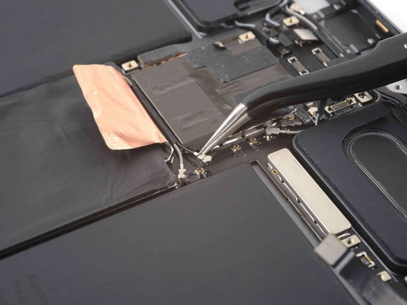 iPad Pro 11" 3rd Gen Battery Replacement, Disconnect the bottom right antenna cables: crwdns2935265:070crwdnd2935265:02crwdnd2935265:03crwdne2935265:0