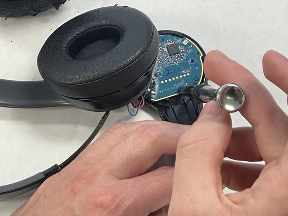 Beats Solo 2 Wireless Motherboard Replacement: crwdns2935265:04crwdnd2935265:02crwdnd2935265:02crwdne2935265:0