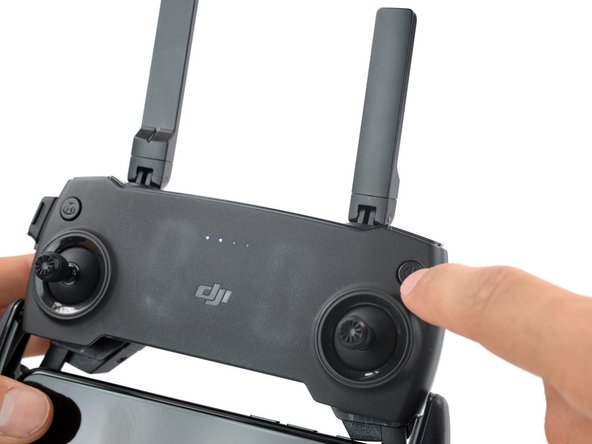 DJI Mavic Mini Flight Preparation, Switch on remote control: crwdns2935265:05crwdnd2935265:03crwdnd2935265:03crwdne2935265:0