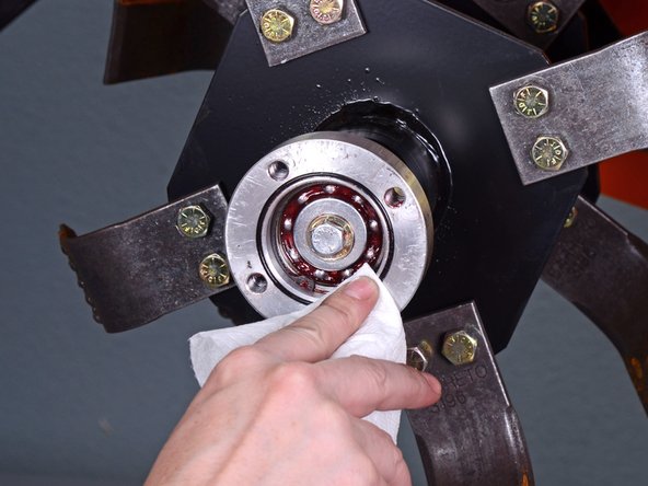 Barreto Tillers E1320HTRLR 2016 Outboard Internal Bearings Replacement, Clean the assembly: crwdns2935265:012crwdnd2935265:02crwdnd2935265:02crwdne2935265:0