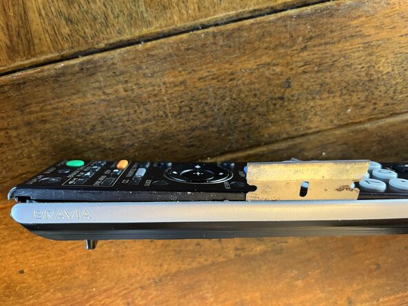 Disassembling Sony Bravia RM-YD023 Remote Control, Unlatch Side: crwdns2935265:03crwdnd2935265:01crwdnd2935265:03crwdne2935265:0