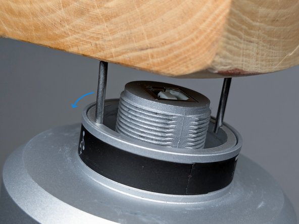 Samson G-Track Pro Teardown, Unscrewing Main Nut: crwdns2935265:05crwdnd2935265:03crwdnd2935265:03crwdne2935265:0