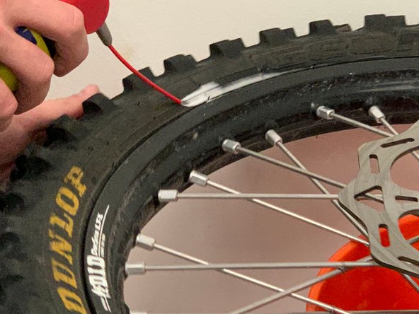 Dirt Bike Tire Spoke Replacement: crwdns2935265:03crwdnd2935265:02crwdnd2935265:02crwdne2935265:0