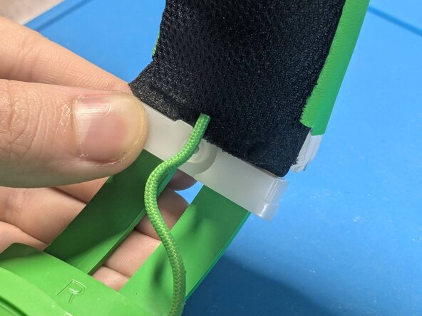 Razer Kraken (Kraken TE) Headband Replacement, Start locking the adjustable rod: crwdns2935265:015crwdnd2935265:03crwdnd2935265:03crwdne2935265:0