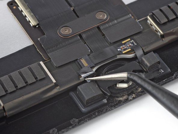 iPad Pro 12.9" 2nd Gen Screen Replacement, Remove the tape: crwdns2935265:036crwdnd2935265:02crwdnd2935265:02crwdne2935265:0