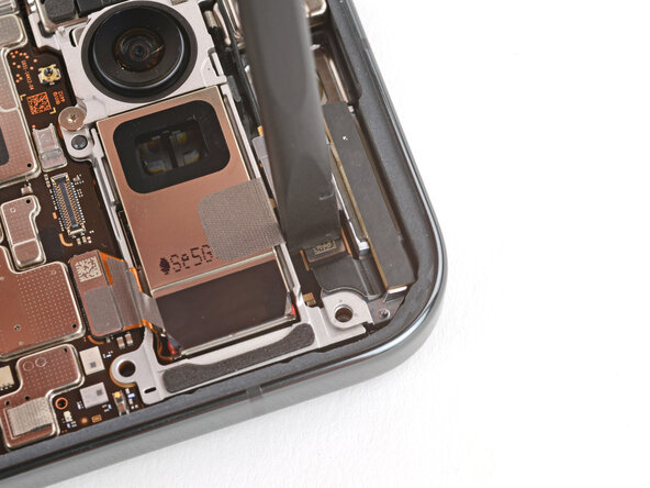 Google Pixel 10 Pro 5G mmWave Antenna Replacement, Connect the mmWave antenna: crwdns2935265:026crwdnd2935265:02crwdnd2935265:02crwdne2935265:0