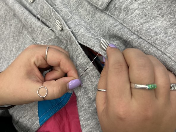 Two-Hole Button Replacement: crwdns2935265:08crwdnd2935265:02crwdnd2935265:02crwdne2935265:0