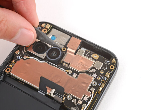 Google Pixel 9a Logic Board Replacement, Lift the logic board: passo 21, immagine 2 di 3