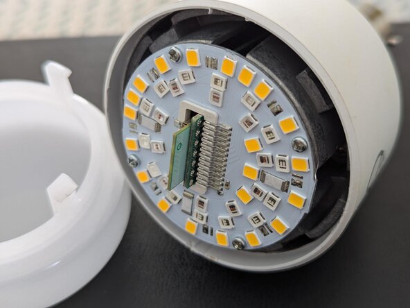 Removing the diffuser of the LIFX Colour A60: crwdns2935265:03crwdnd2935265:02crwdnd2935265:02crwdne2935265:0