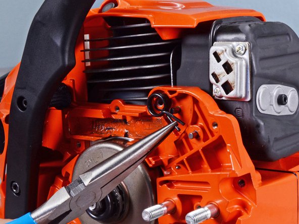 Echo Chain Saw CS4910 2020 Oiler System Replacement, Remove the torsion spring: crwdns2935265:021crwdnd2935265:02crwdnd2935265:03crwdne2935265:0