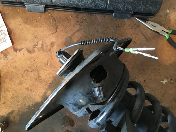 Chevrolet SS Sedan Rear Shock Absorber Replacement, De-pinning the Connector (part 3): crwdns2935265:018crwdnd2935265:02crwdnd2935265:02crwdne2935265:0