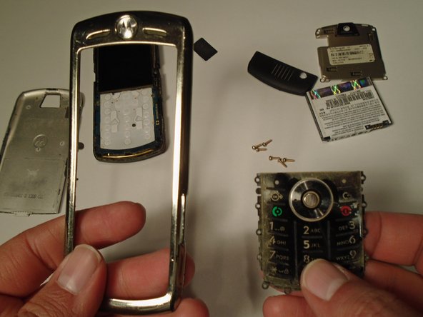 Motorola SLVR L9 Keypad Replacement: crwdns2935265:011crwdnd2935265:02crwdnd2935265:02crwdne2935265:0