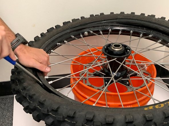 Dirt Bike Tire Spoke Replacement: crwdns2935265:06crwdnd2935265:02crwdnd2935265:03crwdne2935265:0