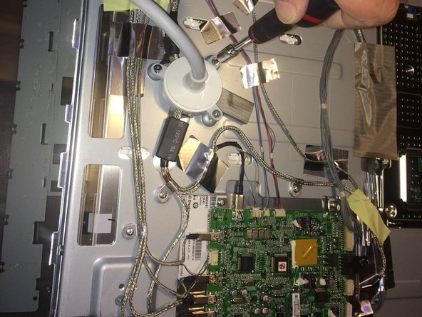 Apple Cinema HD Display 30" Teardown, dévisage des fixations: crwdns2935265:012crwdnd2935265:02crwdnd2935265:03crwdne2935265:0