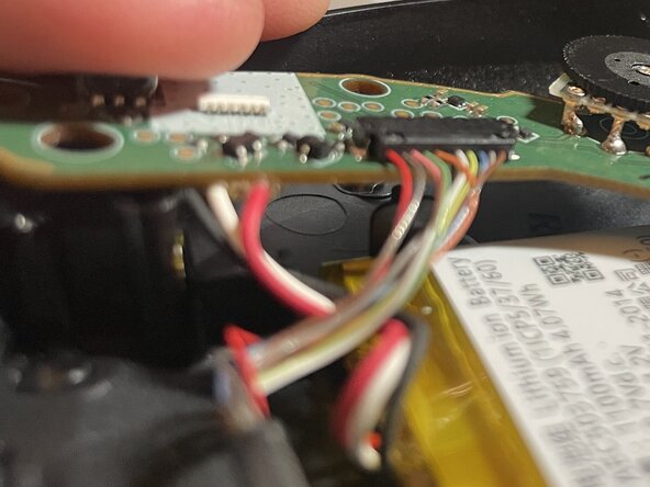 SteelSeries Arctis 7 2019 Edition Wireless CharMix Dial Potentiometer Replacement, Unscrew the Right Ear PCB: crwdns2935265:03crwdnd2935265:01crwdnd2935265:01crwdne2935265:0