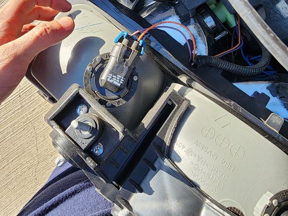 2000 Chevrolet Silverado Headlight Bulb Replacement: crwdns2935265:09crwdnd2935265:02crwdnd2935265:02crwdne2935265:0