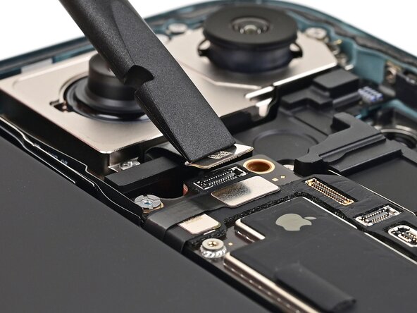 iPhone 16 Plus Earpiece Speaker Replacement, Connect the rear camera: crwdns2935265:036crwdnd2935265:01crwdnd2935265:02crwdne2935265:0