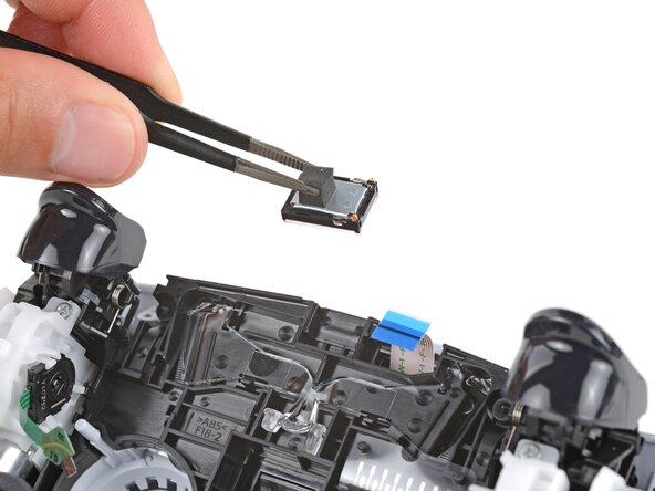 DualSense Controller V5 Buttons Replacement, Remove the speaker: crwdns2935265:025crwdnd2935265:03crwdnd2935265:03crwdne2935265:0