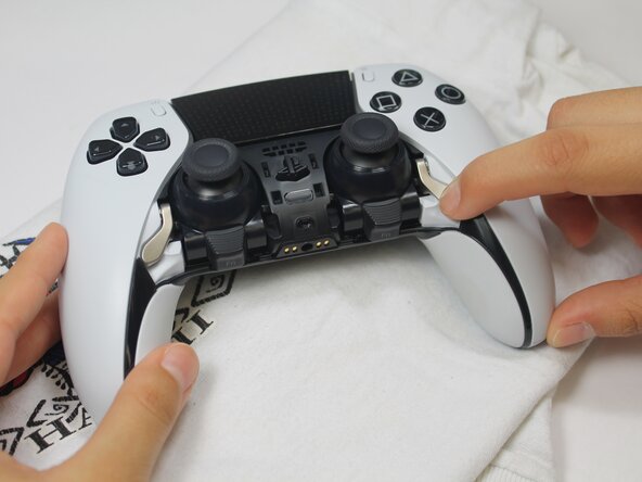 PS5 DualSense Edge Controller Stick Module Replacement: 步骤 6 中的图像 1，3