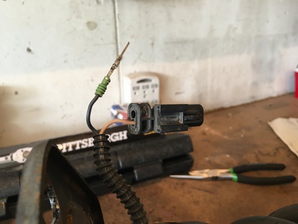 Chevrolet SS Sedan Rear Shock Absorber Replacement, De-pinning the Connector (part 2): crwdns2935265:017crwdnd2935265:03crwdnd2935265:03crwdne2935265:0