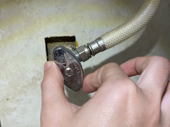 Toilet Pull Chain Spring Clasp Replacement, Shutting off the Water Supply to a Toilet: 手順 2、 2の画像 2