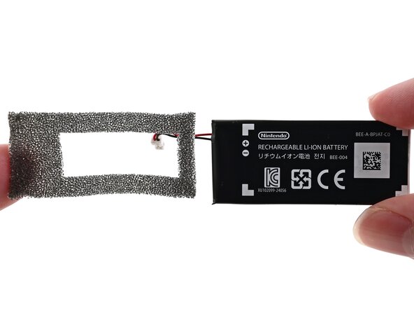 Joy-Con 2 (Right) Battery Replacement, Transfer the foam: crwdns2935265:016crwdnd2935265:03crwdnd2935265:03crwdne2935265:0