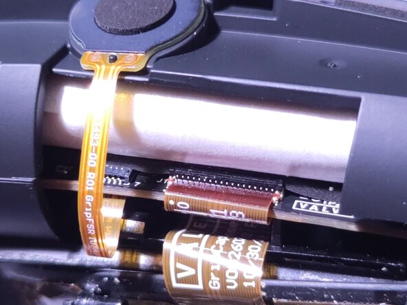 Valve Index Controller Right Index Controller Battery Replacement, Reinsert the ribbon cables: crwdns2935265:07crwdnd2935265:02crwdnd2935265:03crwdne2935265:0
