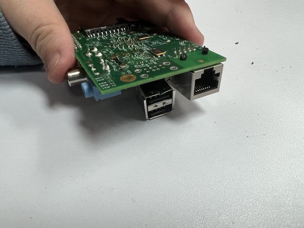 Raspberry Pi Model B Revision 2.0 USB Port Replacement: crwdns2935265:07crwdnd2935265:03crwdnd2935265:03crwdne2935265:0