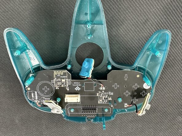 Installation du Mod Kit 8BitDo pour manette N64, Positionner la carte carte mère du mod kit sur la partie supérieure de la manette: étape 10, image 1 de 3