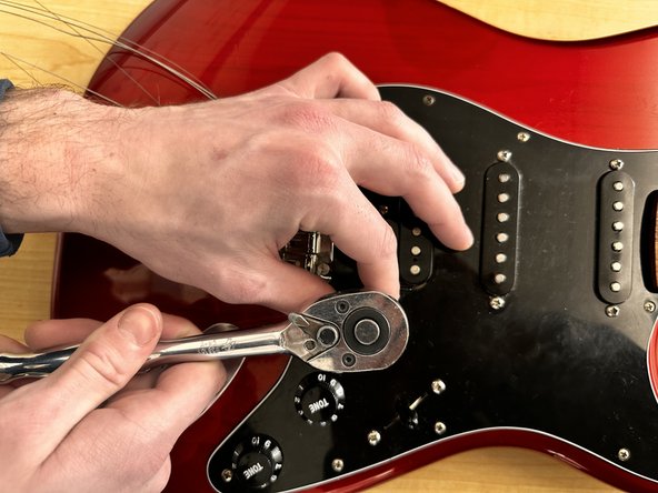 Fender Stratocaster Volume Potentiometer Replacement: passo 4, immagine 2 di 3