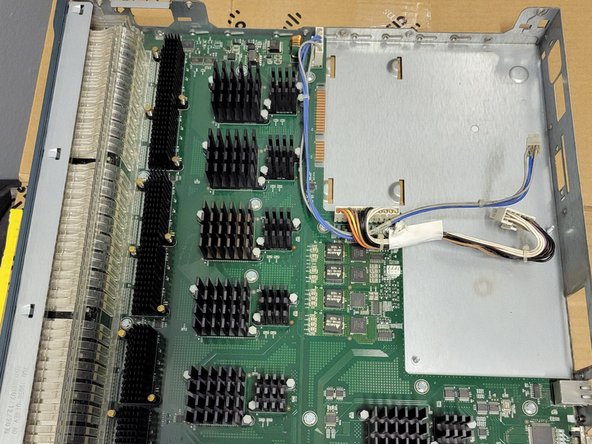 Cisco Catalyst 2975 network switch cooling fan replacement, Disconnect fan power cable: stap 10, afbeelding 3 van 3