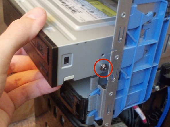 Dell Desktop XPS 420 CD/DVD Drive Replacement, Pull down on the drive release mechanism to release the drive.: stap 0, afbeelding 2 van 2
