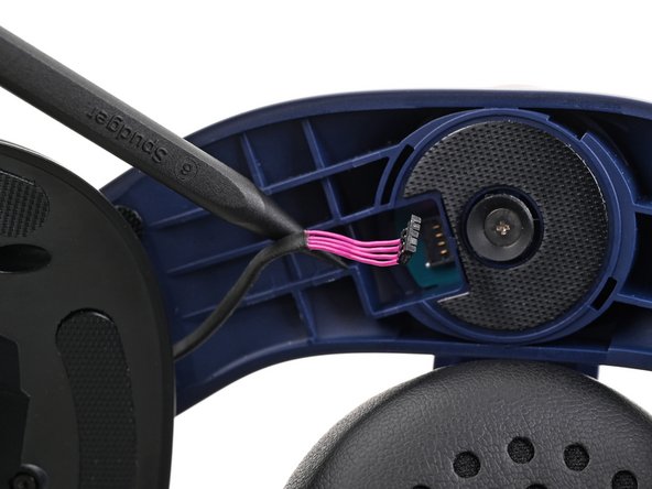 HTC Vive Pro 2 Sensor Array Replacement, Disconnect the speaker wires: crwdns2935265:09crwdnd2935265:03crwdnd2935265:03crwdne2935265:0