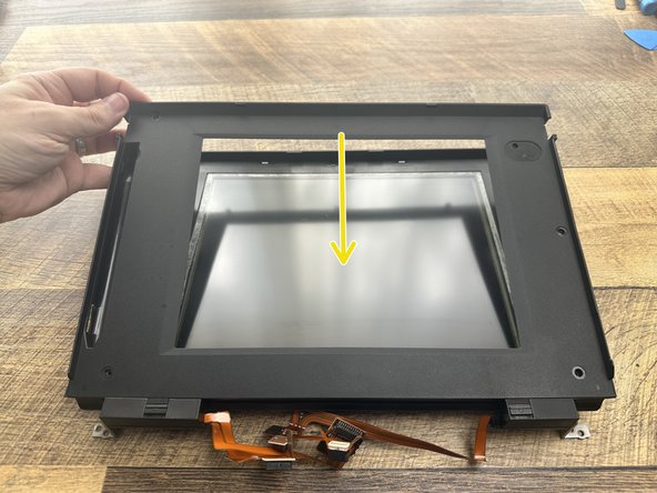 IBM ThinkPad 360P/PE Disassembly, Remove the Display Bezel: 14 단계, 이미지 3개 중 3개