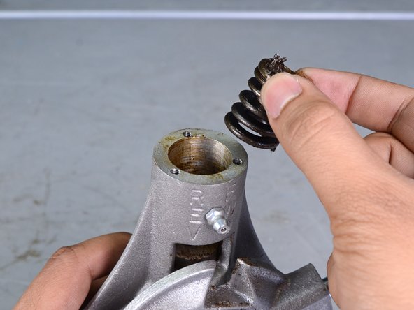 Electric Eel Top Feeder Assembly Replacement: crwdns2935265:017crwdnd2935265:02crwdnd2935265:02crwdne2935265:0