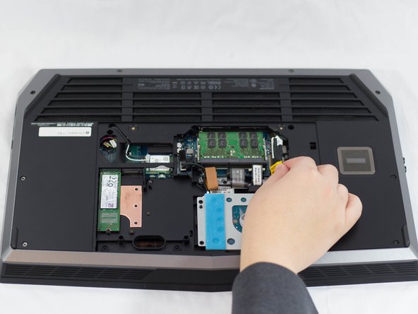 Alienware 17 R3 Display Replacement: 手順 4、 2の画像 2