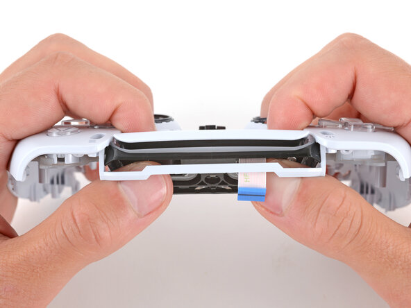 DualSense Controller V5 Touchpad Replacement, Remove the touchpad: crwdns2935265:029crwdnd2935265:02crwdnd2935265:02crwdne2935265:0