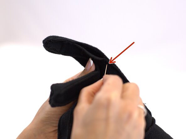 How to Repair a Seam Split in a Winter Glove, Start stitching: crwdns2935265:04crwdnd2935265:02crwdnd2935265:03crwdne2935265:0