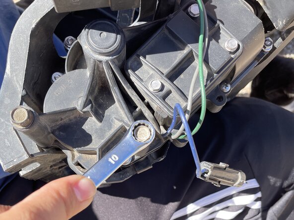 1986 Pontiac Fiero Headlight Motor Gear Replacement: crwdns2935265:04crwdnd2935265:03crwdnd2935265:03crwdne2935265:0